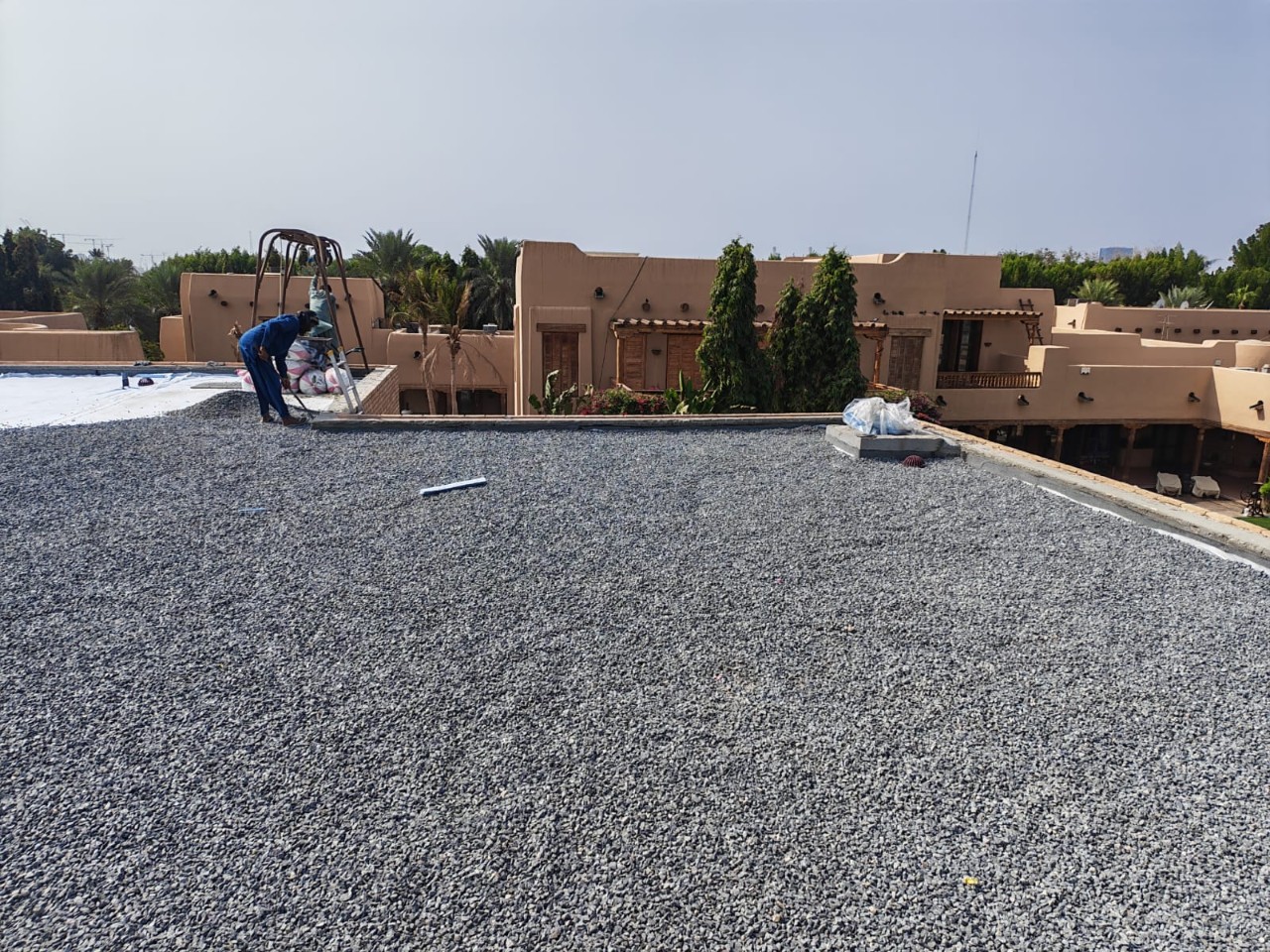 Roofing - Insulation Protection layer and gravel