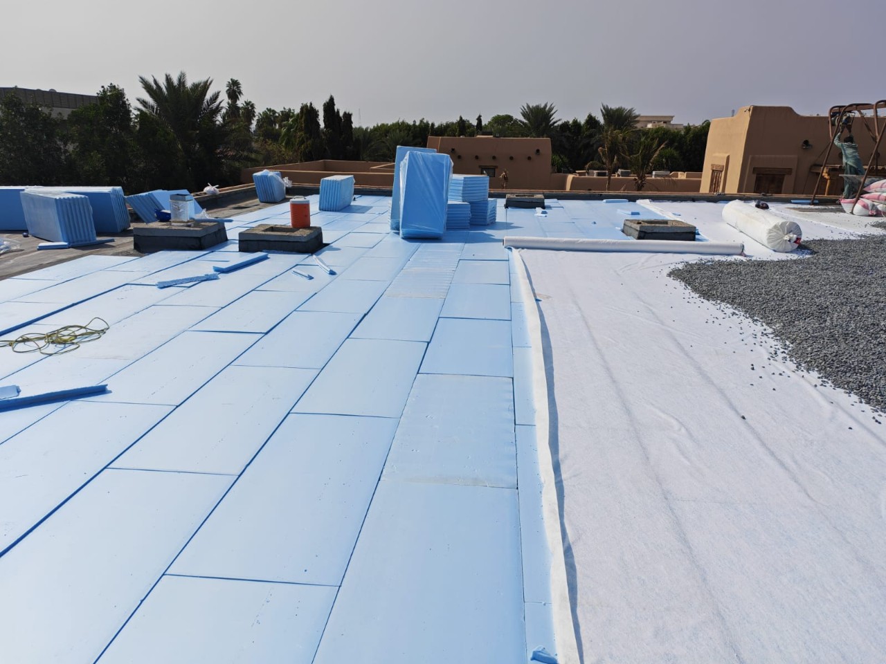Roofing - Insulation Protection layer and gravel